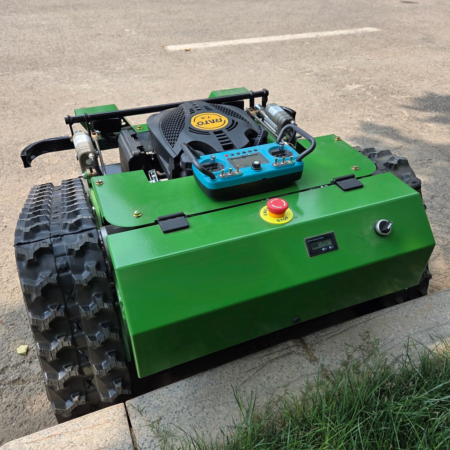 Fully automatic lawn mower Remote control operation Powerful power Easy climbing Intelligent