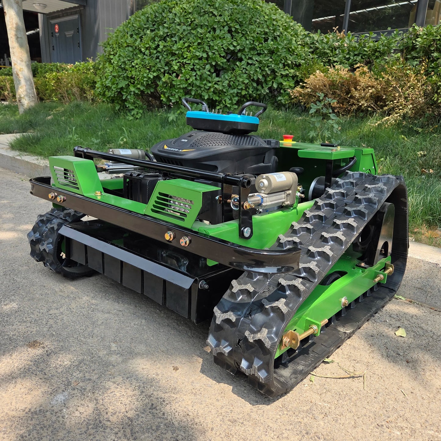 Fully automatic lawn mower Remote control operation Powerful power Easy climbing Intelligent